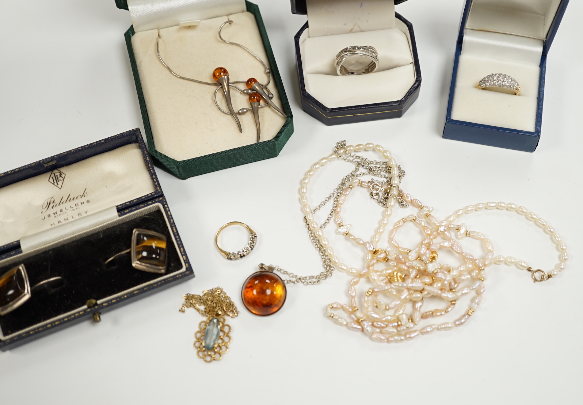 A quantity of assorted jewellery, including two modern 9ct and gem set rings, freshwater pearl necklace, cufflinks etc.